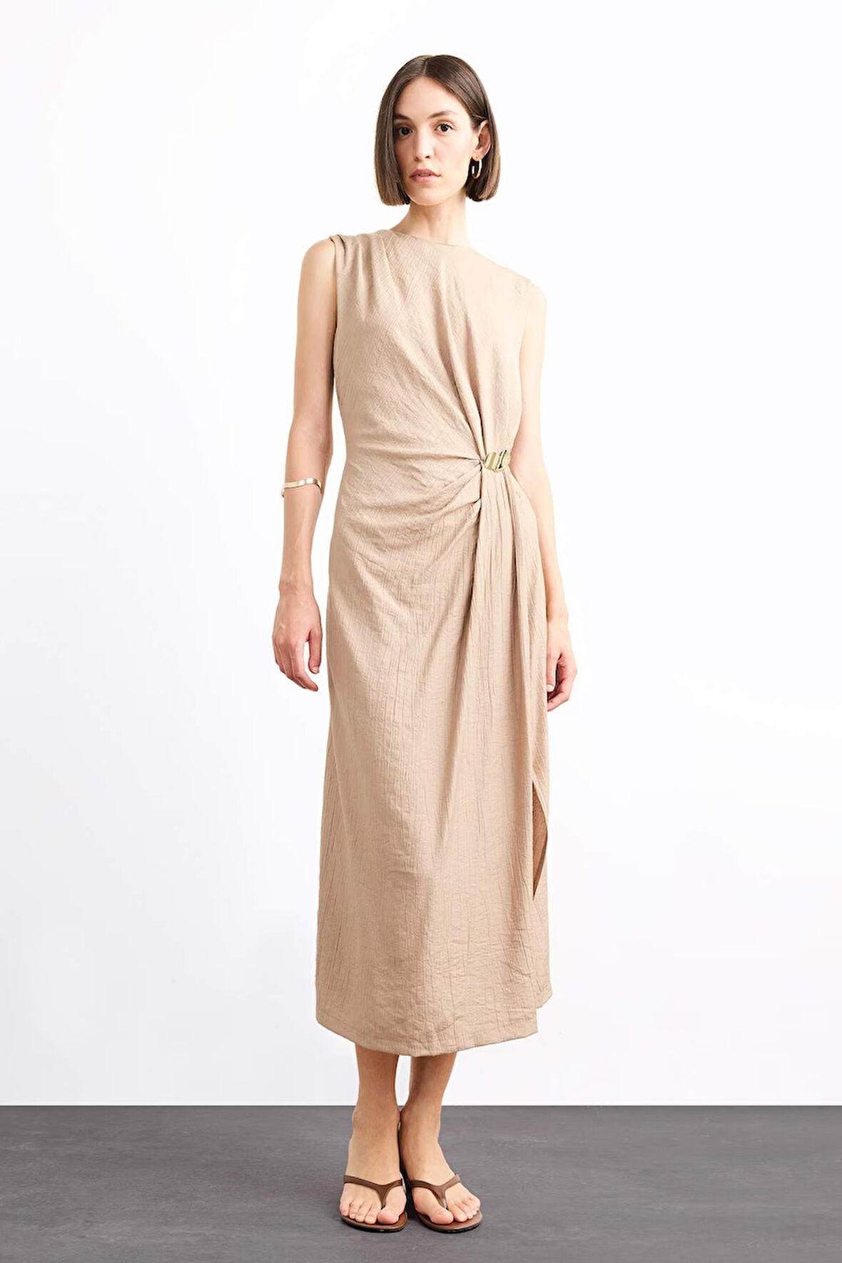 Fitted Toka Detaylı Poplin Kolsuz Yırtmaçlı Midi Elbise