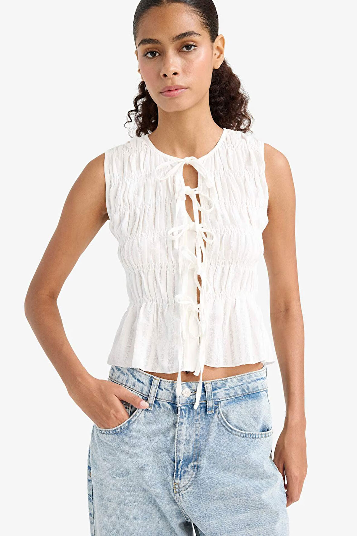 Slim Fit Dar Kesim Bisiklet Yaka Bağlamalı Dokulu Kolsuz Bluz