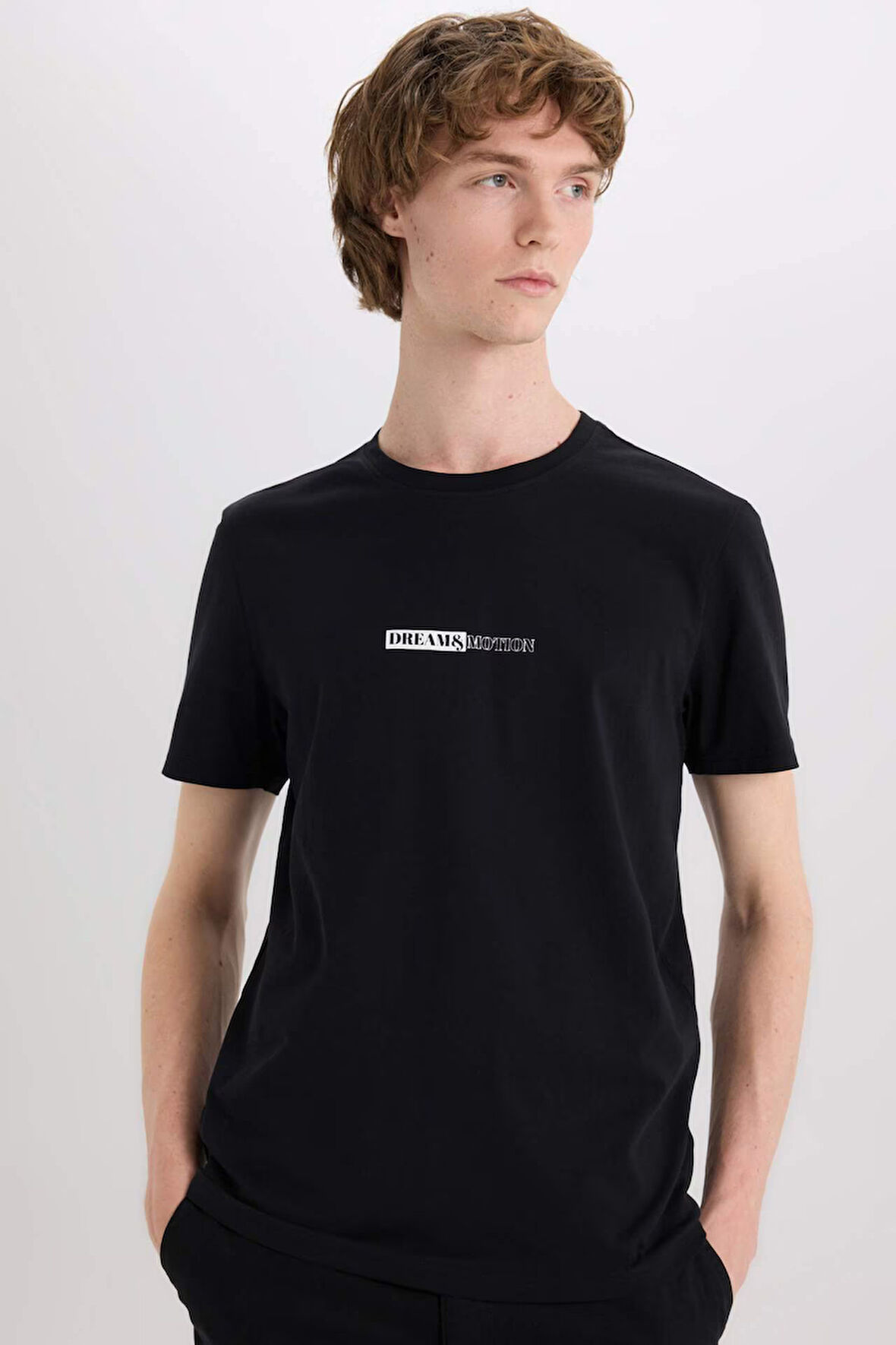 DeFacto %100 Pamuk Slim Fit Dar Kesim Bisiklet Yaka Baskılı Kısa Kollu Tişört E3776AX25SMBK81