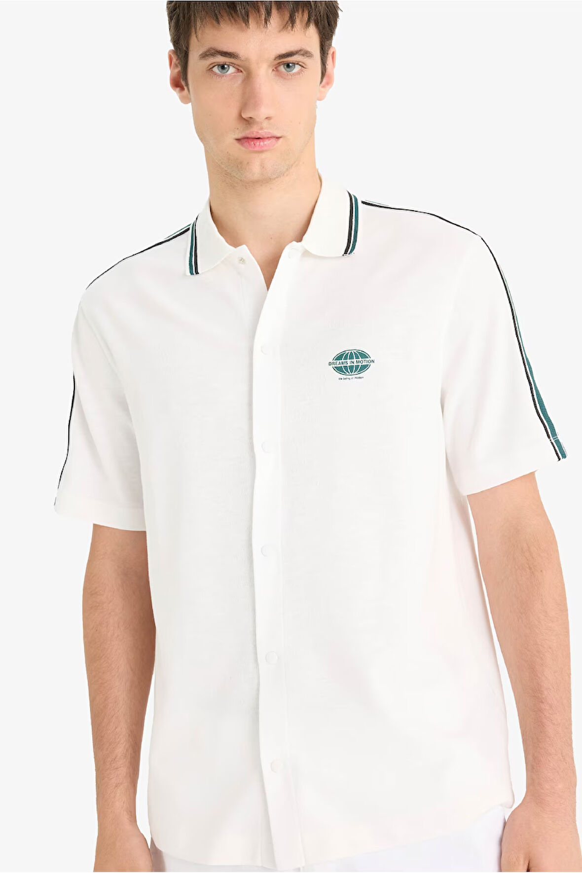 DeFacto Relax Fit Polo Yaka Hafif Kumaş Baskılı Yazlık Kısa Kollu Gömlek F0200AX25SMER105
