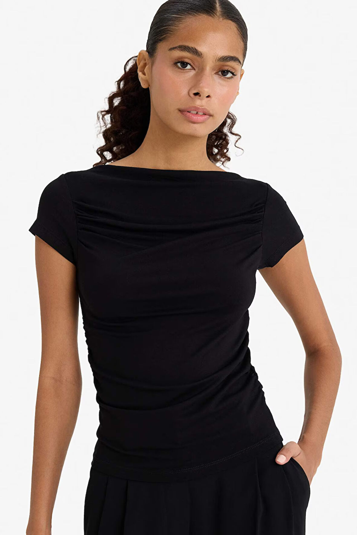 Slim Fit Dar Kesim Kayık Yaka Omuzu Açık Siyah Kısa Kollu Tişört
