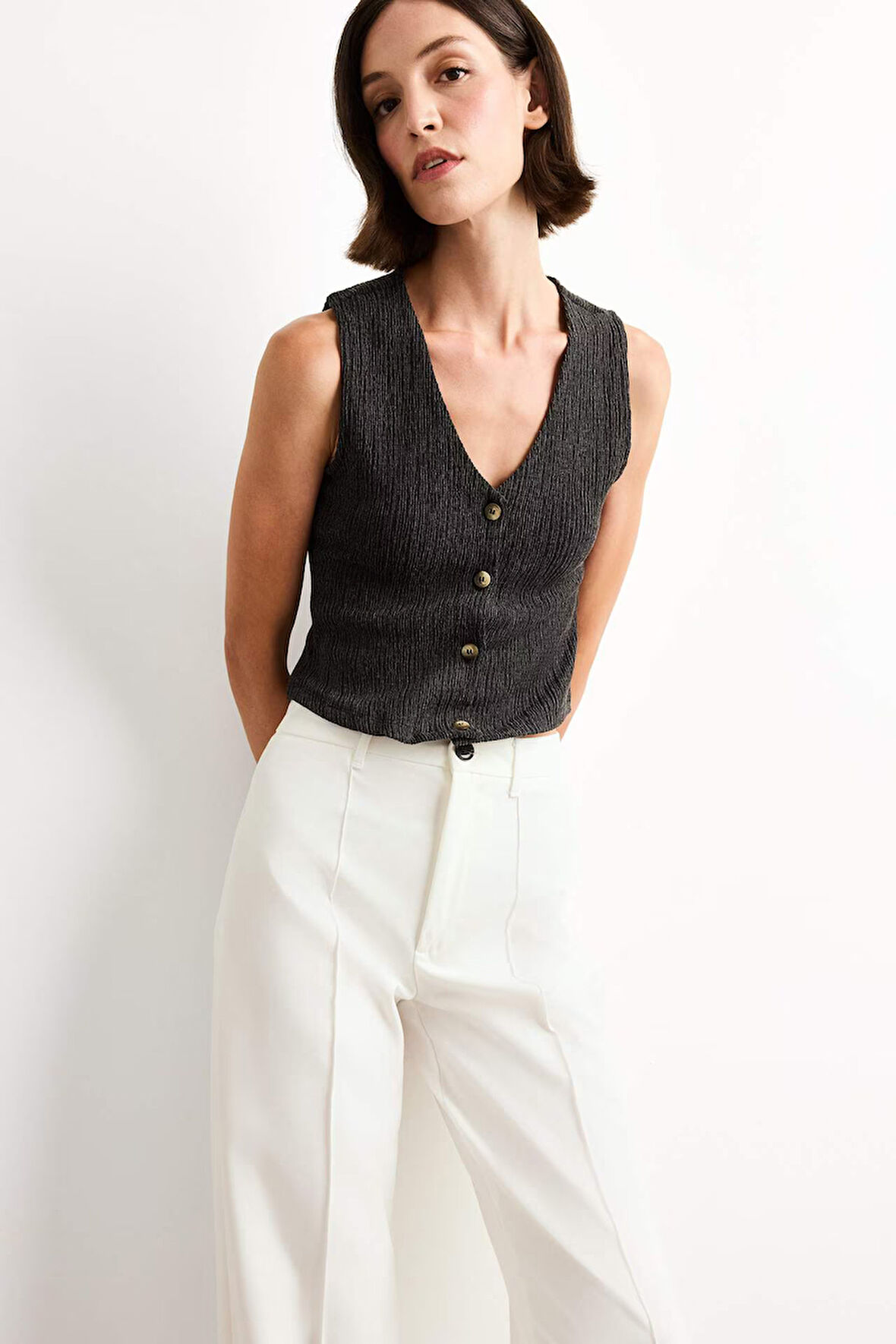 Fitted V Yaka Bürümcük Düğmeli Kolsuz Bluz