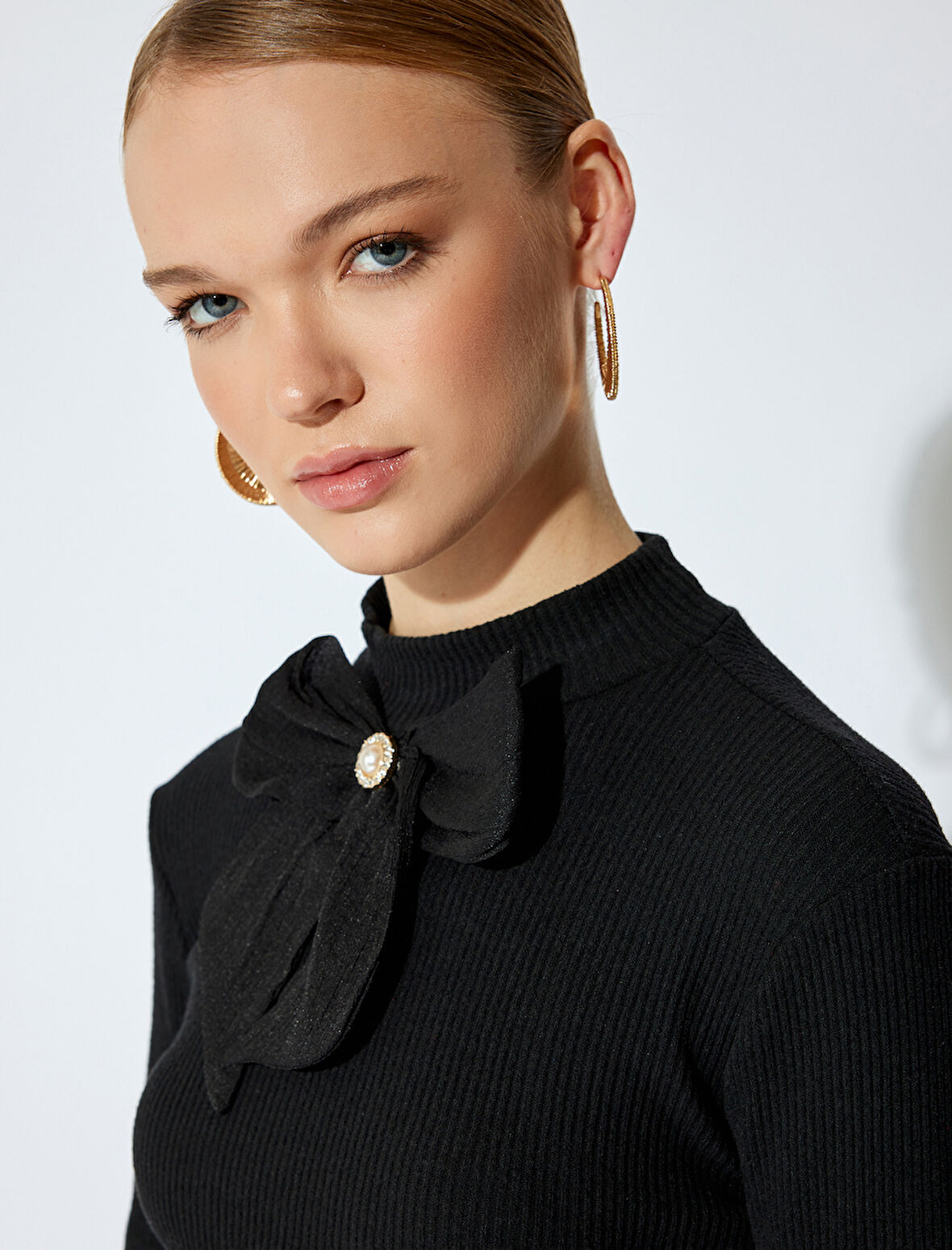 Slim Fit Hafif Dik Yaka Fiyonk Aplike Detaylı Crop Triko Kazak