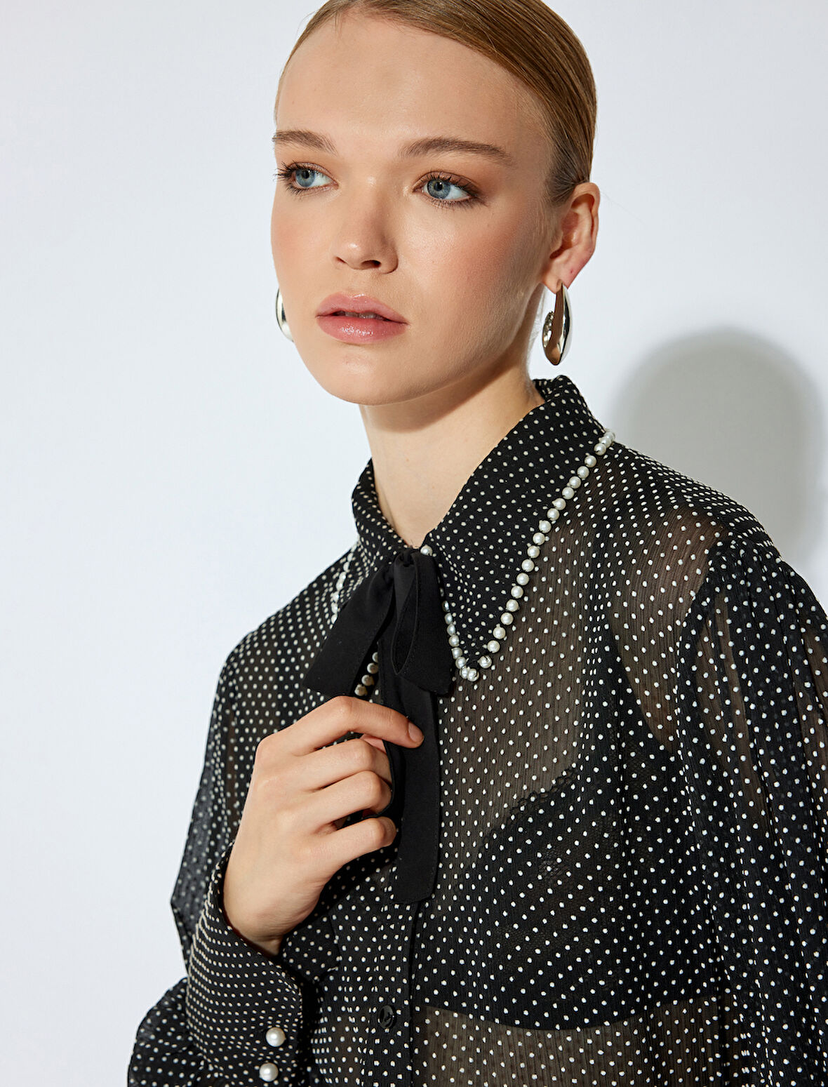 Bağlama ve İnci Detaylı Uzun Kollu Puantiyeli Yarı Transparan Gömlek