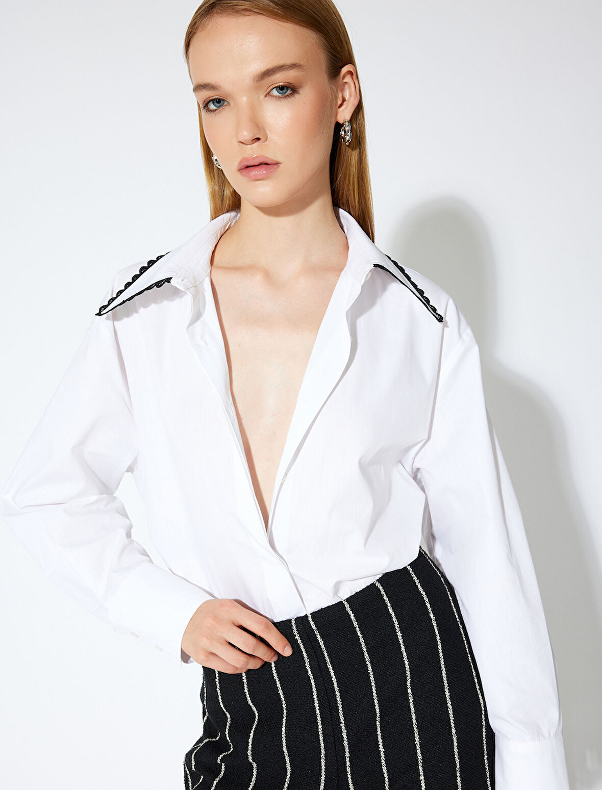 Dantel Detaylı Sivri Yaka Gömlek Uzun Kollu Pamuklu