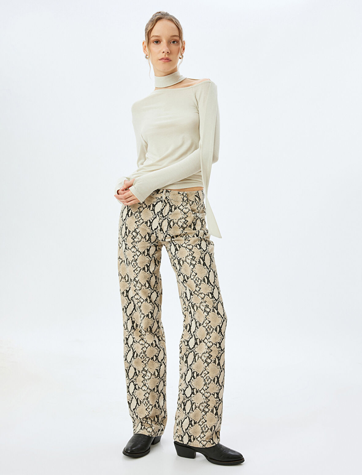 Uzun Kollu Asimetrik Yaka Bağlama Detaylı Slim Fit Tişört