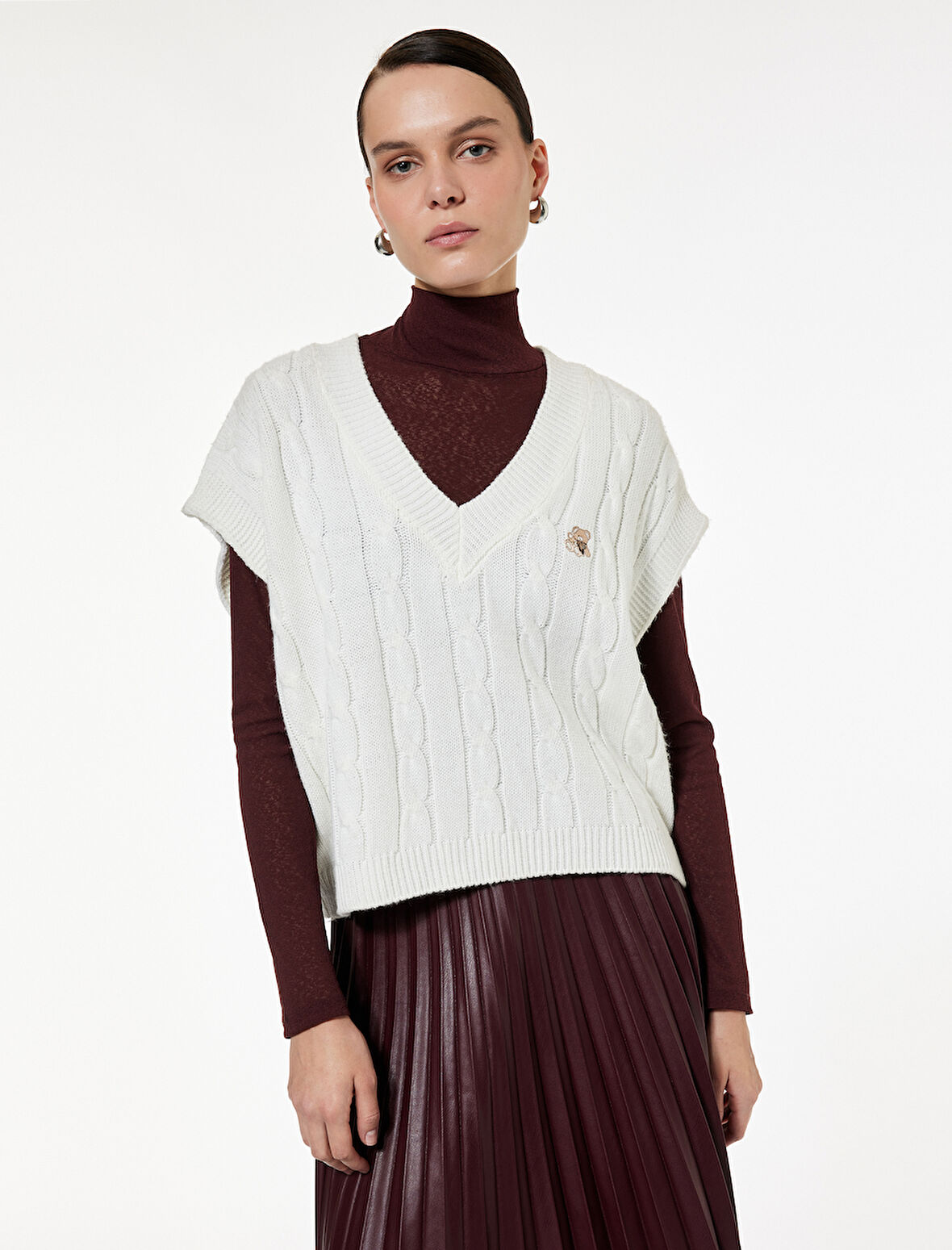 Ayıcık Nakış Detaylı Kolsuz V Yaka Saç Örgü Süveter