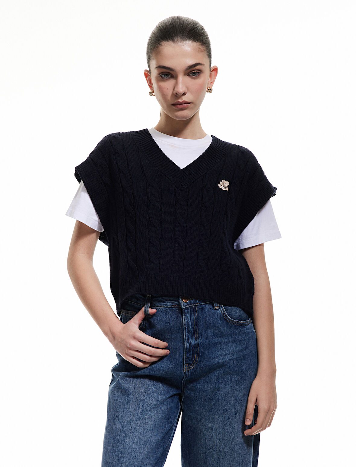 Ayıcık Nakış Detaylı Kolsuz V Yaka Saç Örgü Süveter