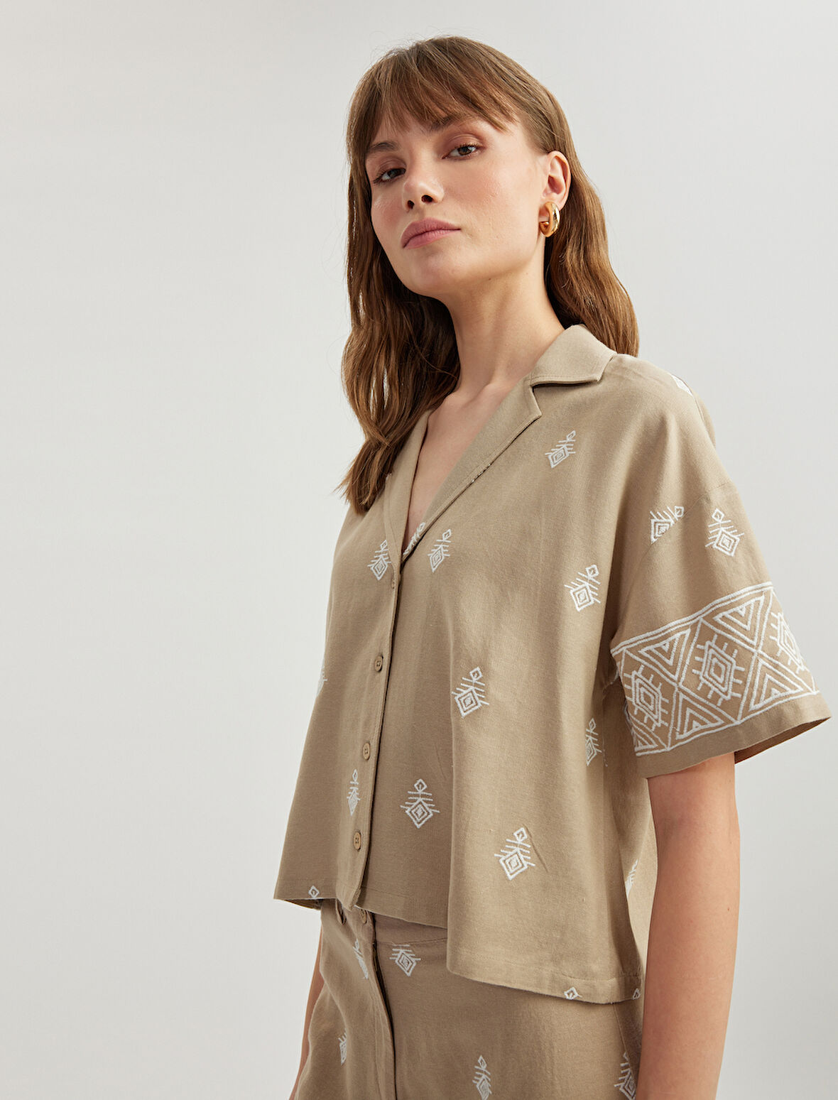 Viskon Etnik Desenli İşlemeli Kısa Kollu Oversize Crop Gömlek