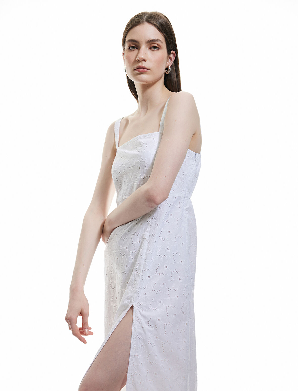 Pamuklu Yırtmaç Detaylı Fistolu Brodeli Midi Askılı Elbise