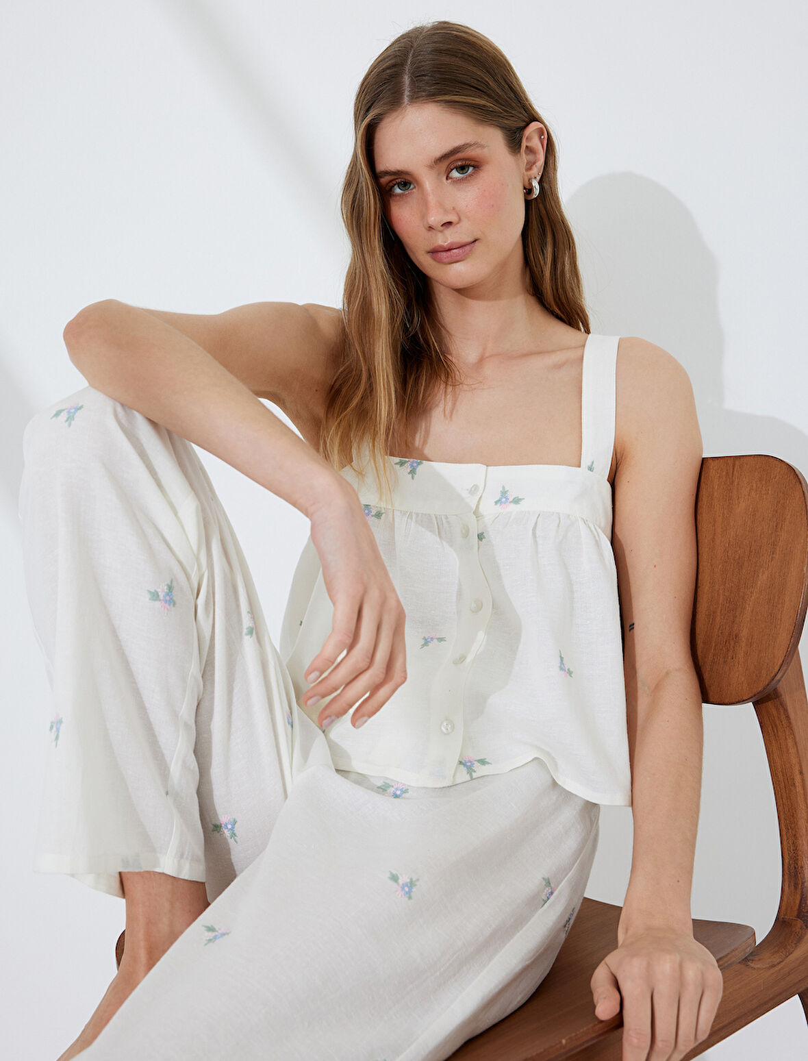 Pamuklu-Keten Karışımlı Askılı Çiçek İşlemeli Crop Pijama Üstü