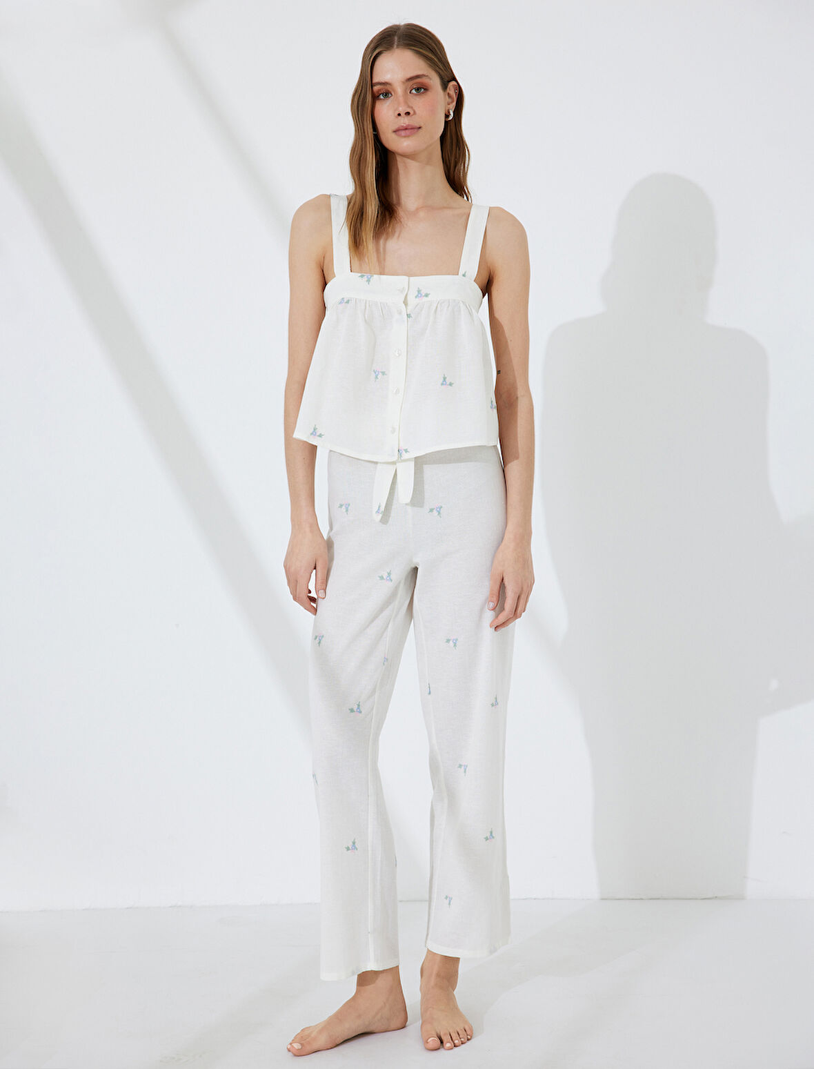 Pamuklu-Keten Karışımlı Askılı Çiçek İşlemeli Crop Pijama Üstü