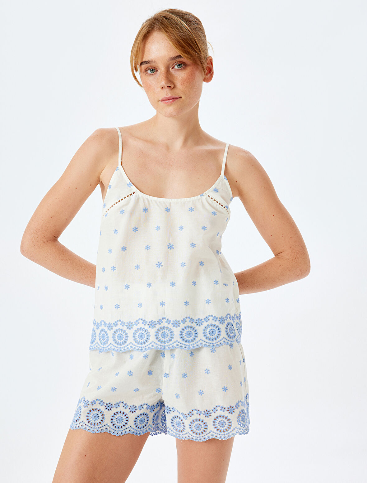 Pamuklu Nakış Detaylı İnce Askılı Fistolu Pijama Üstü