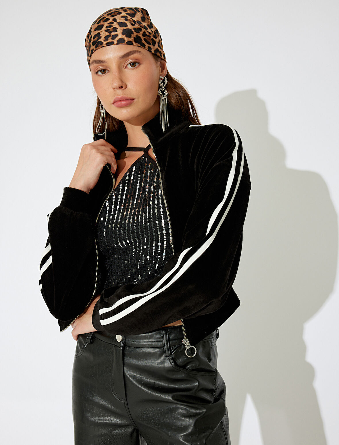 Koton X İnji - Kadife Fermuarlı Şerit Detaylı Dik Yaka Asimetrik Crop Sweatshirt