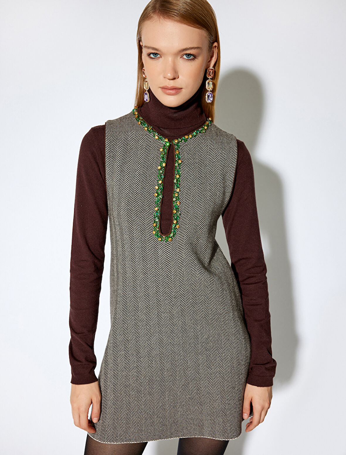 Koton X Melis Ağazat - Pencere Detaylı Kolsuz Taşlı Mini Jile Elbise 