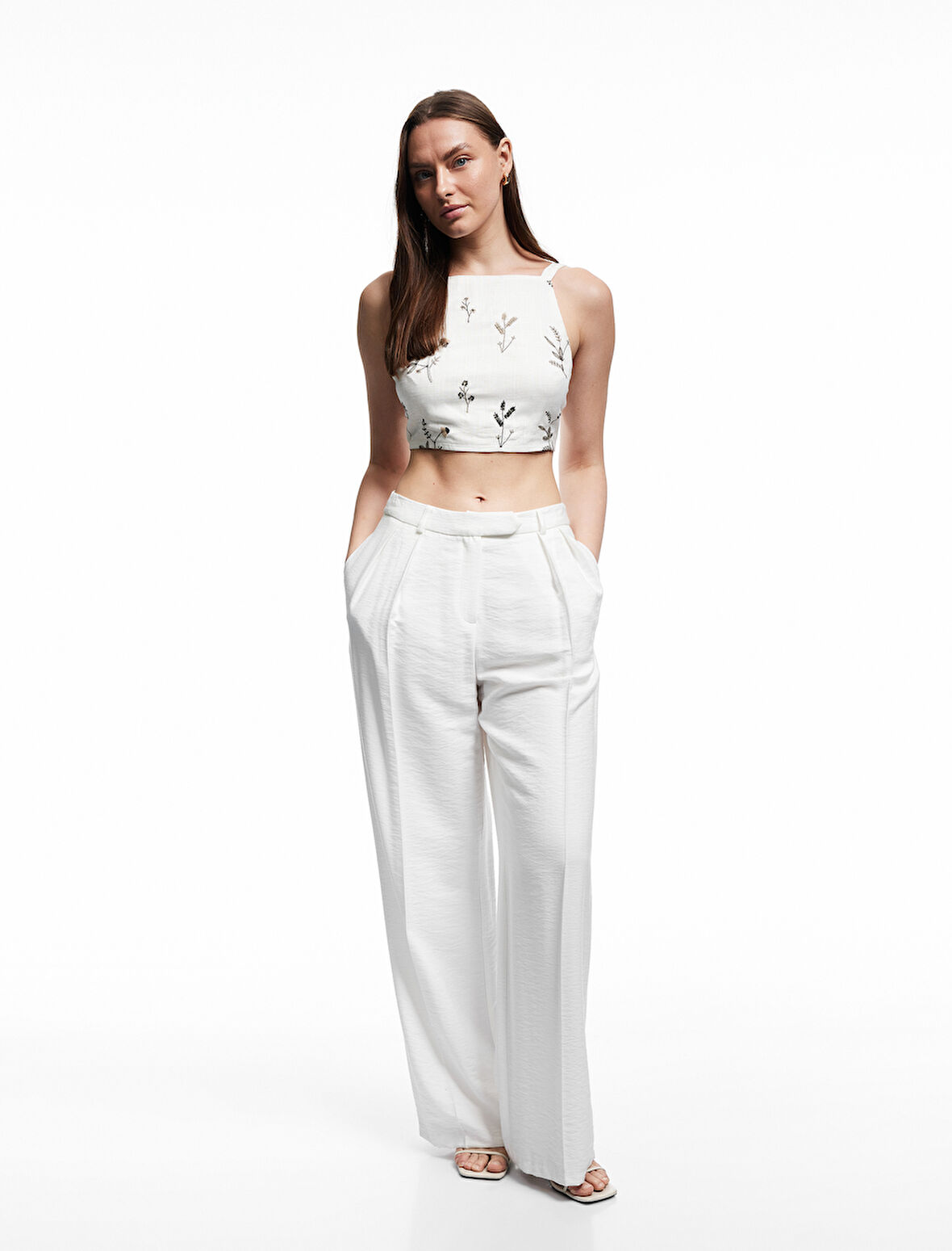 Nakış Detaylı Gipeli Halter Yaka Crop Çiçekli Bluz