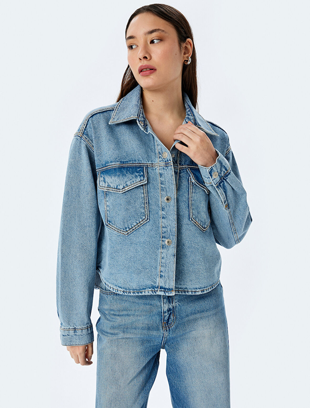 Cep Detaylı Klasik Yaka Düğmeli Denim Ceket