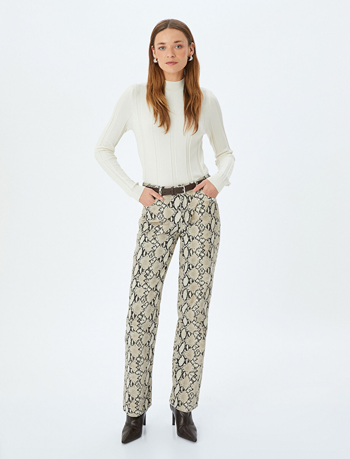 Yumuşak Dokulu Uzun Kollu Dik Yaka Triko Kazak