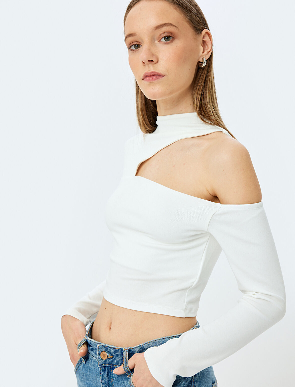 Omzu Açık Pencere Detaylı Uzun Kollu Crop Tişört