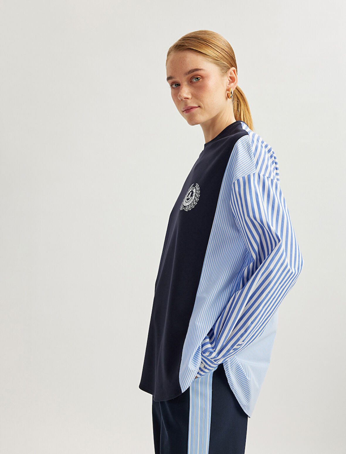 İki Farklı Kumaş Detaylı Rahat Kalıp Uzun Kollu Bisiklet Yaka Çizgili Sweatshirt
