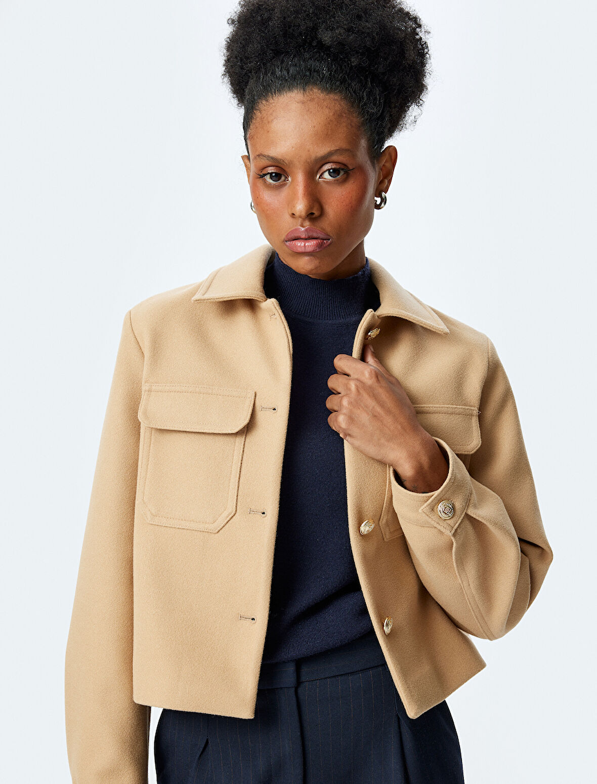 Klasik Yaka Düğmeli Cep Detaylı Crop Ceket