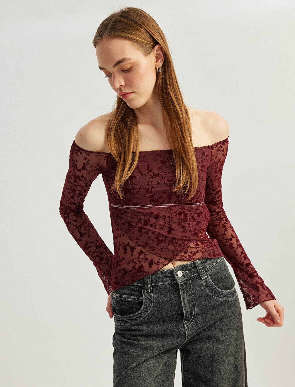 Asimetrik Kayık Yaka Omzu Açık Dantelli Uzun Kollu Tişört