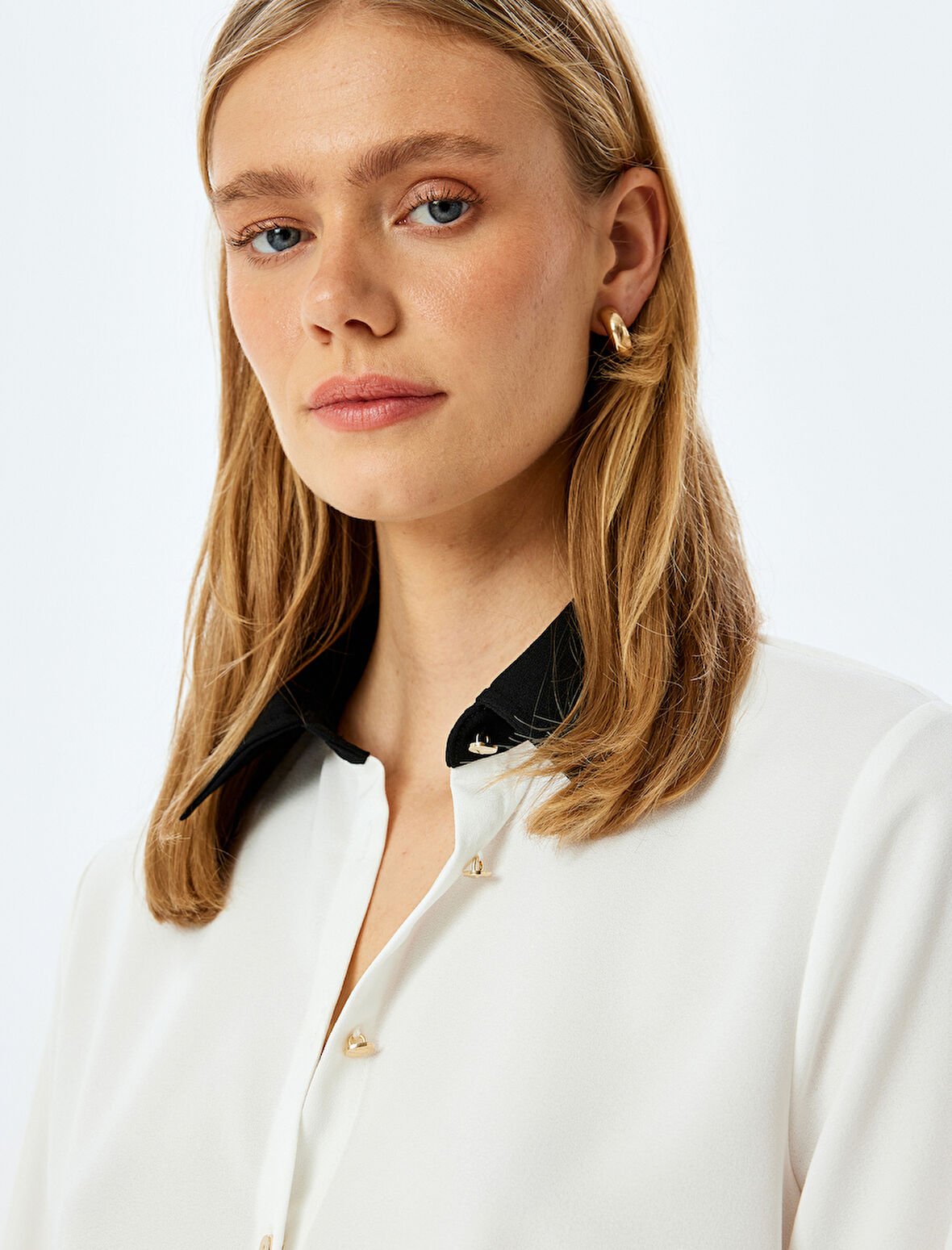 Düğmeli Kontrast Detaylı Klasik Yaka Uzun Kollu Gömlek