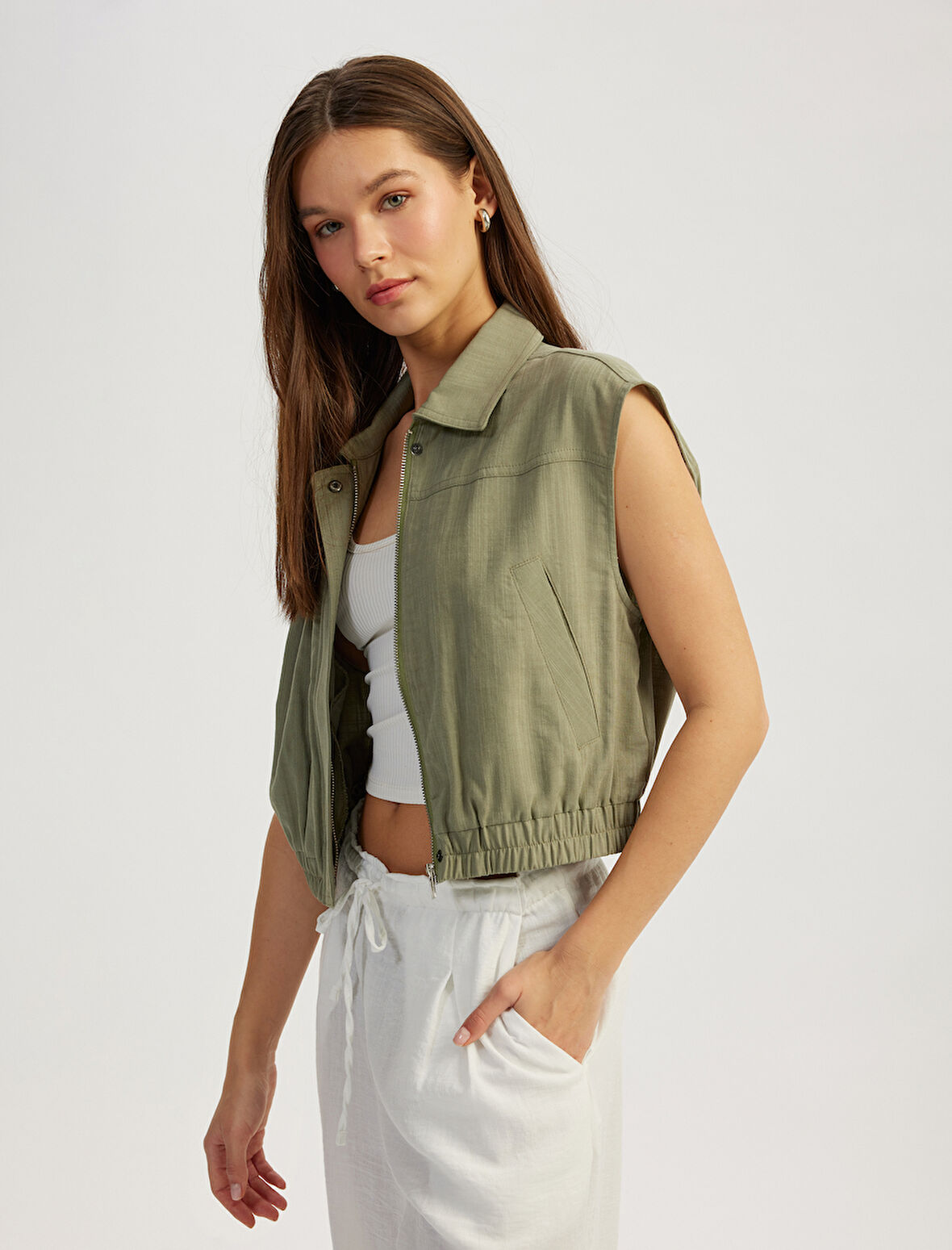 Cep Detaylı Fermuarlı Kolsuz Viskon Karışımlı Crop Gömlek