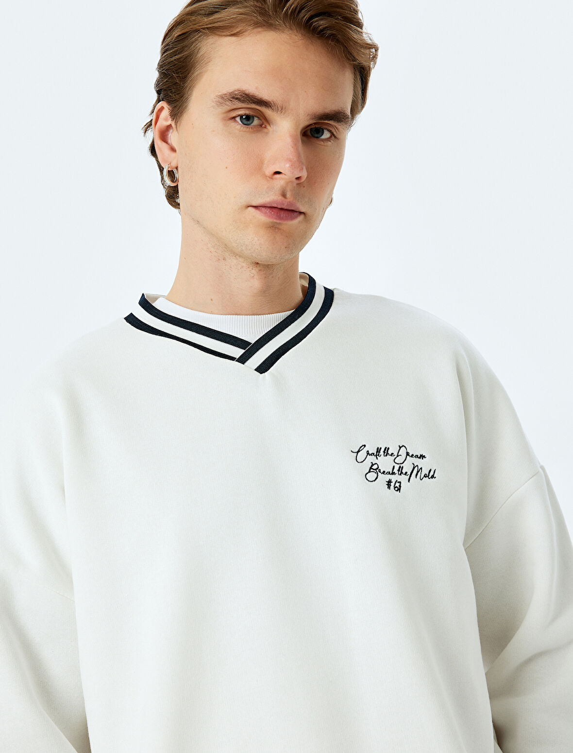 Uzun Kollu Çizgi Detaylı Şardonlu Slogan İşlemeli V Yaka Sweatshirt