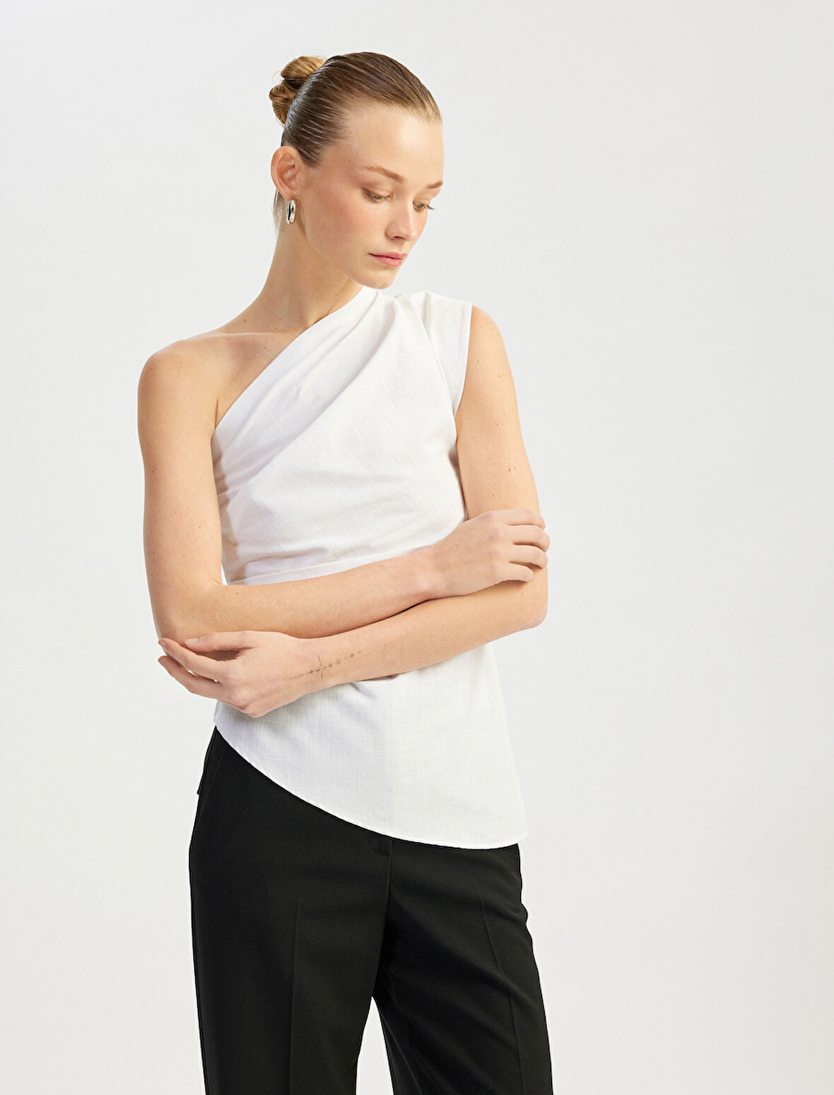 Pamuklu Drape Detaylı Asimetrik Tek Omuz Bluz