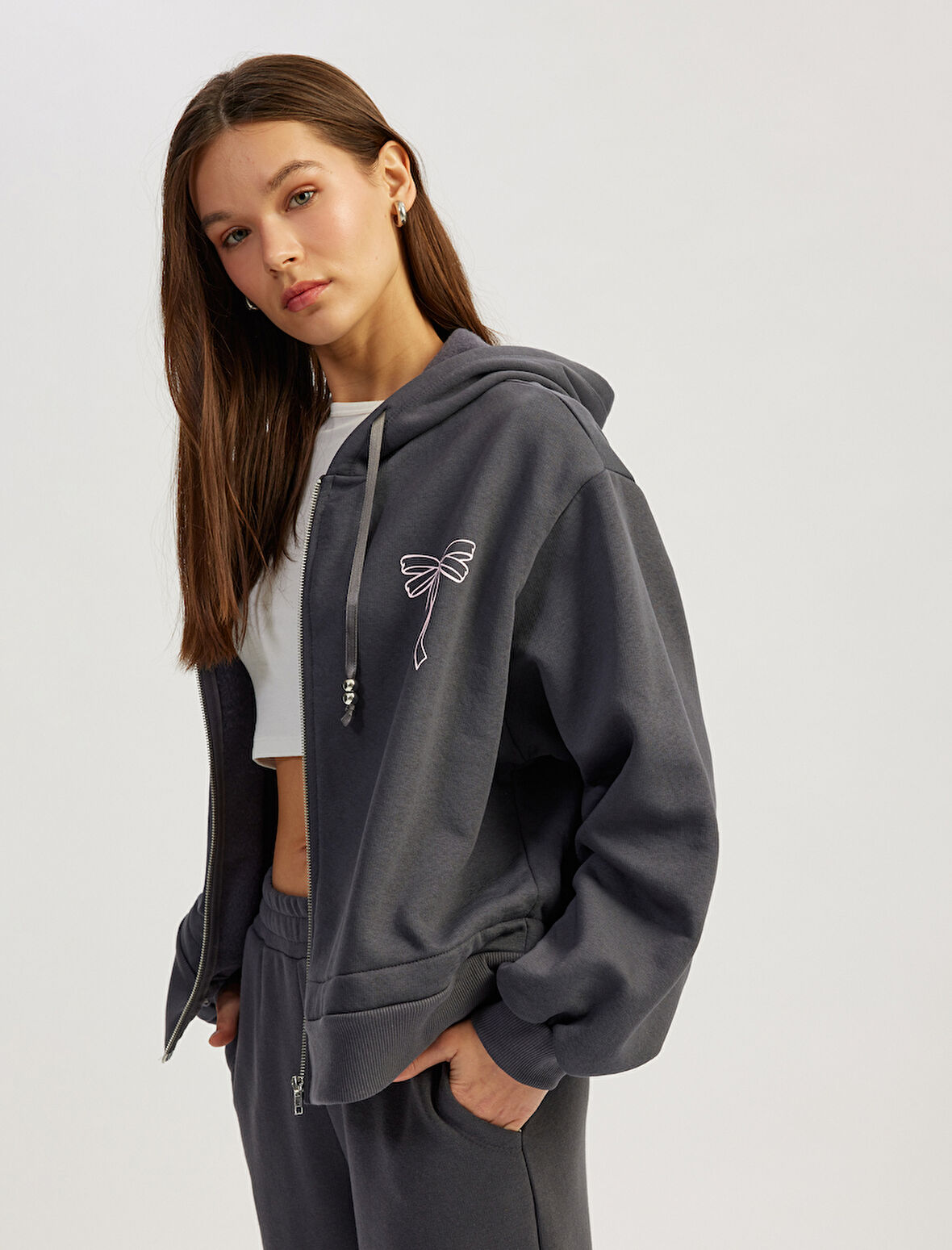 Uzun Kollu Kapüşonlu Fermuarlı Arkası Baskılı Sweatshirt
