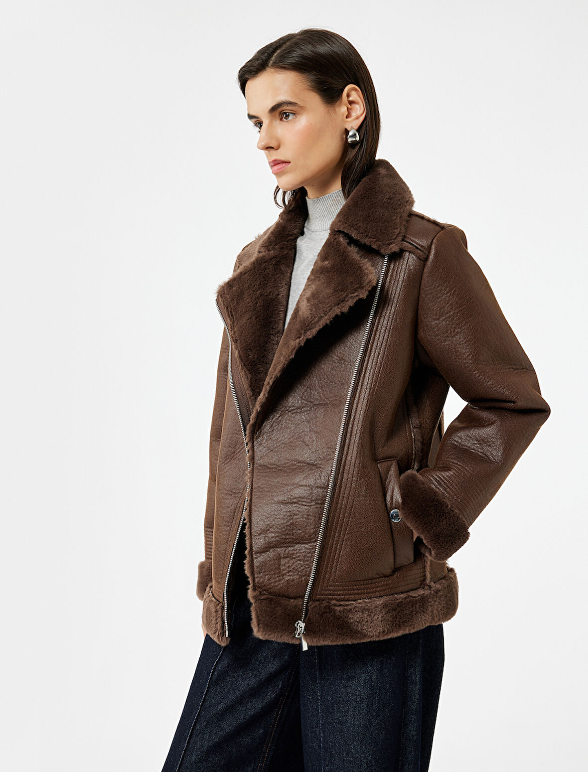 Peluş Astarlı Uzun Kollu Yakası Suni Kürklü Kruvaze Deri Görünümlü Ceket