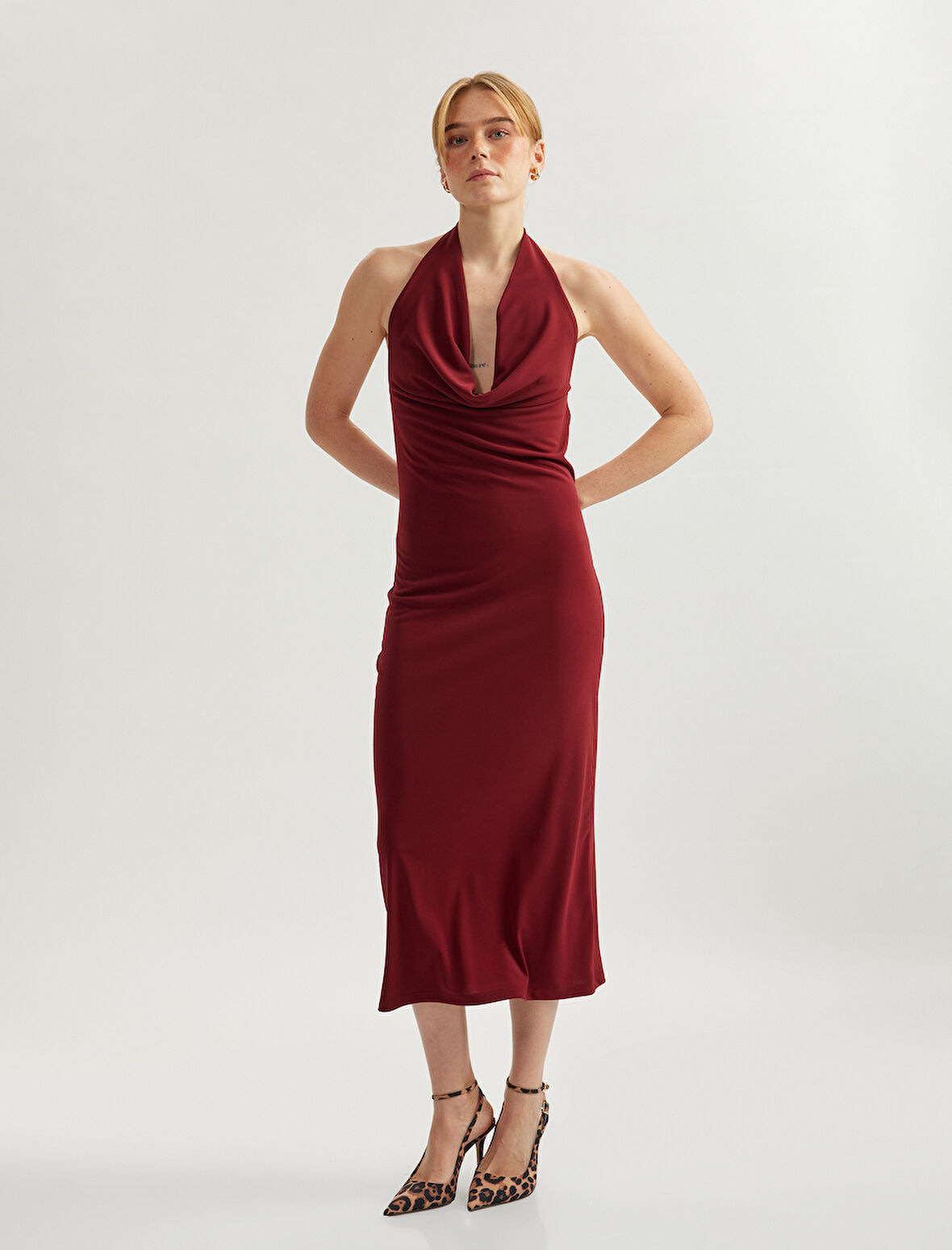 Kolsuz Slim Fit Midi Boy Degaje Yaka Dekolte Elbise
