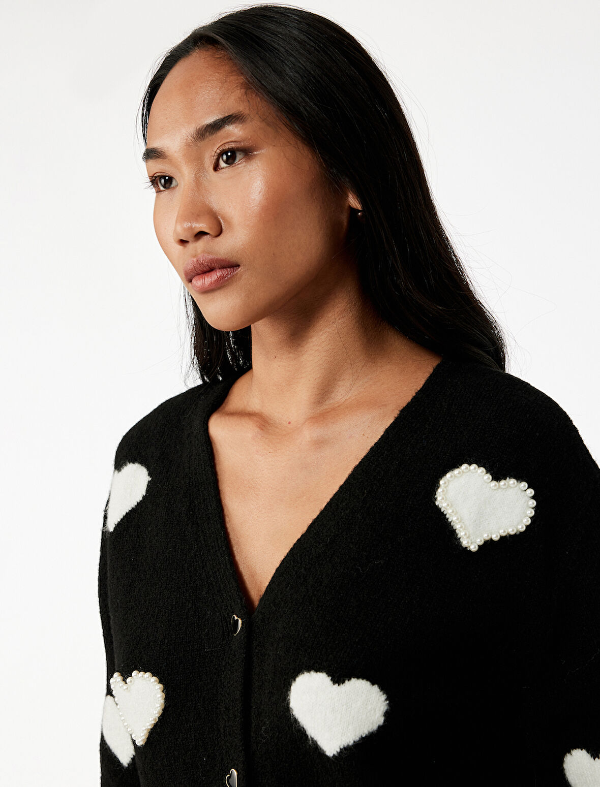 Uzun Kollu Düğmeli Boncuk İşlemeli V Yaka Kalpli Triko Hırka