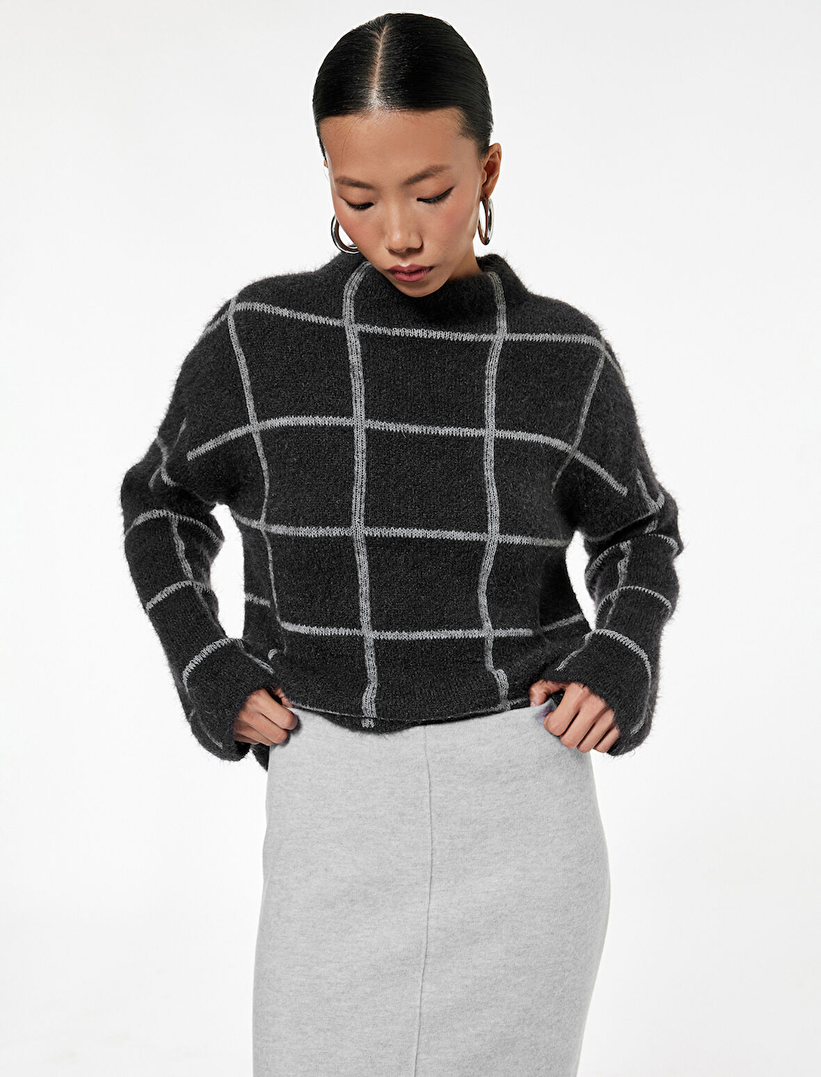 Uzun Kollu Dik Yaka Kareli Triko Peluş Kazak