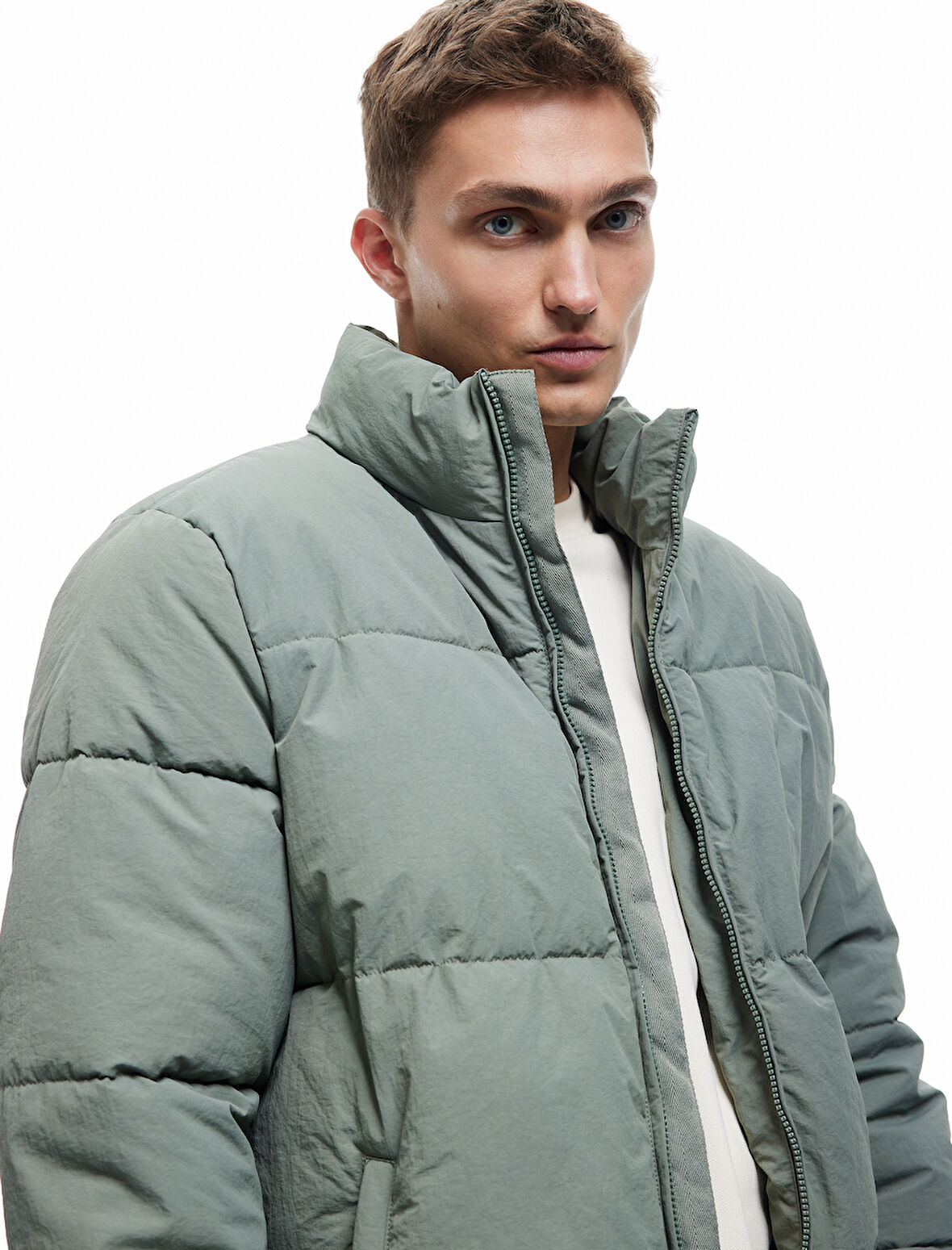 Dik Yaka Cep Detaylı Fermuarlı Şişme Mont