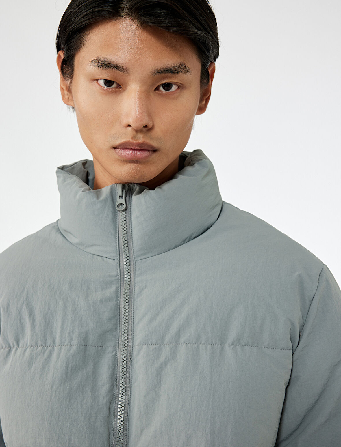 Uzun Kollu Kapaklı Cep Detaylı Fermuarlı Slim Fit Dik Yaka Şişme Mont