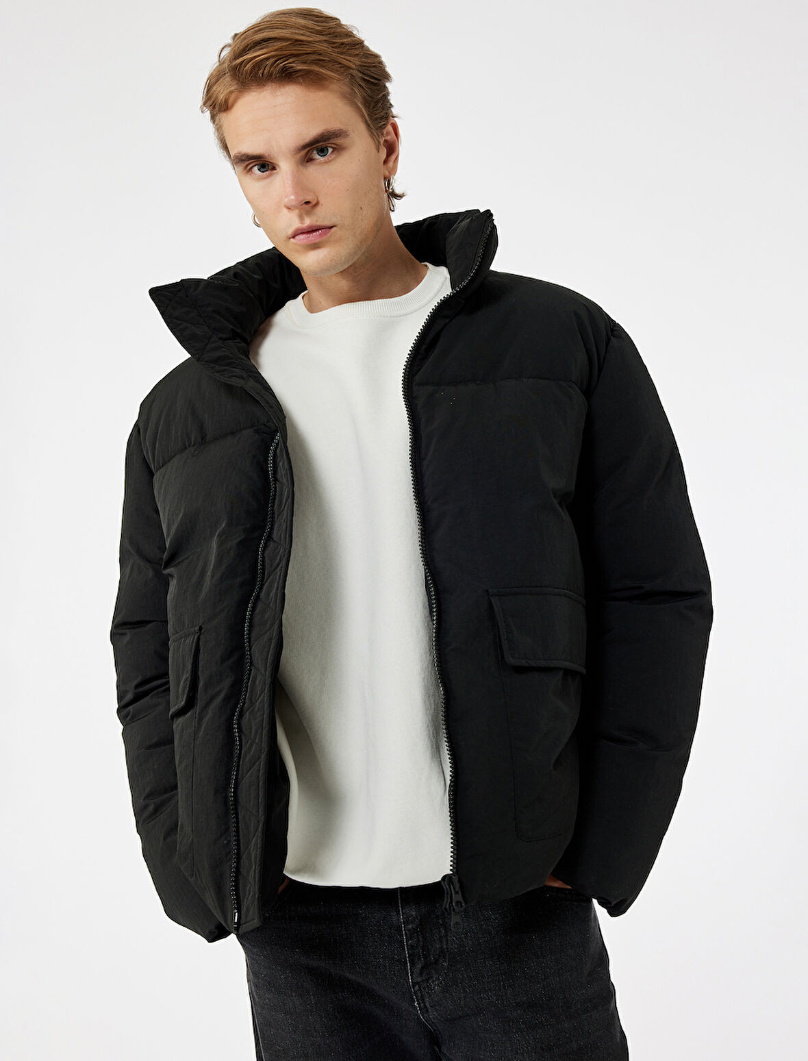 Uzun Kollu Kapaklı Cep Detaylı Fermuarlı Slim Fit Dik Yaka Kışlık Şişme Mont