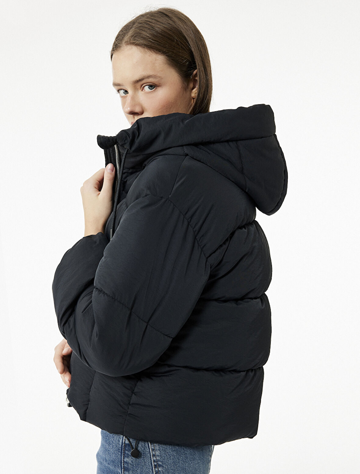 Rahat Kalıp Fermuarlı Kapüşonlu Kapitoneli Dik Yaka Şişme Mont