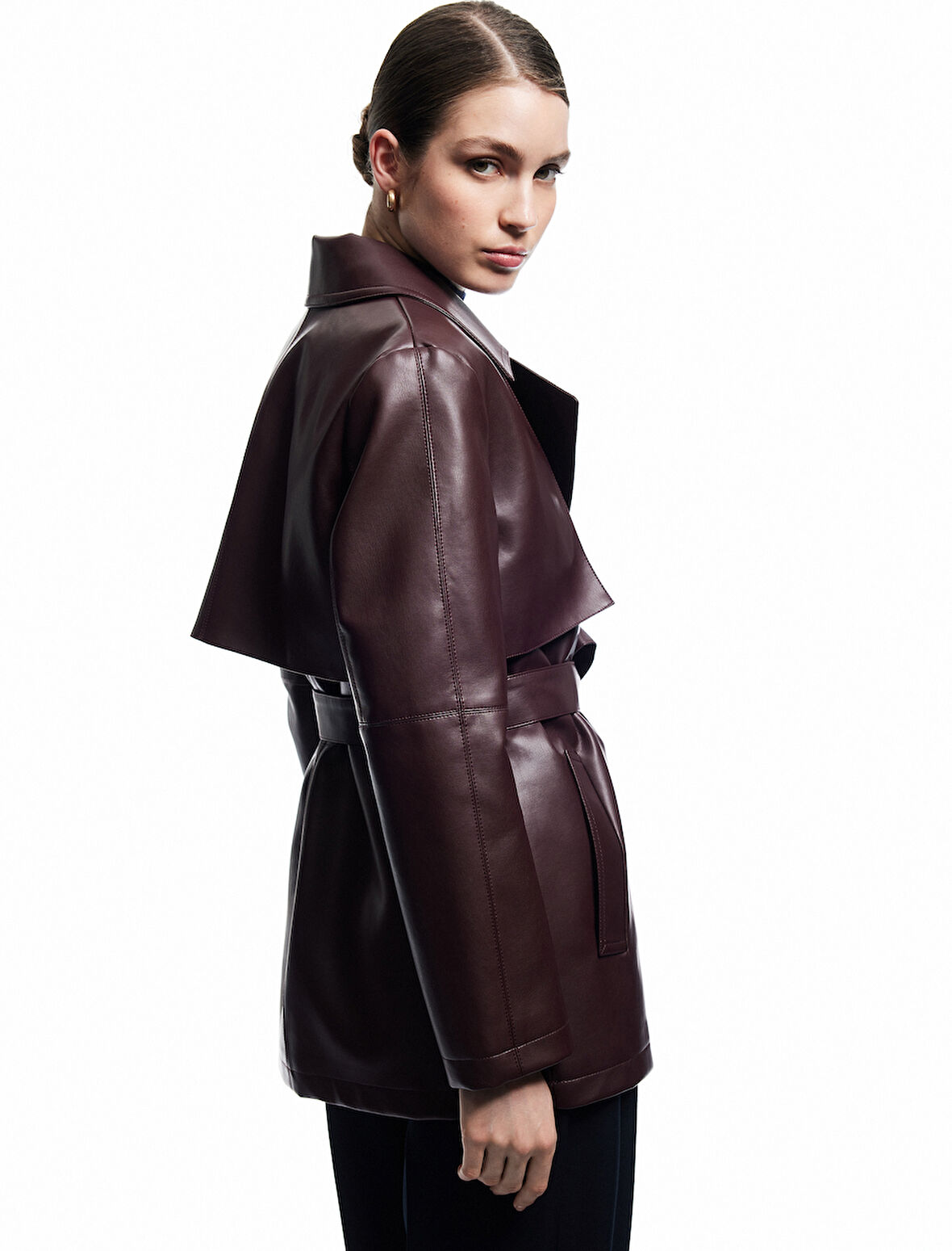 Astarlı Kemerli Rüzgar Kapak Detaylı Cepli Uzun Kollu Kruvaze Suni Deri Trençkot