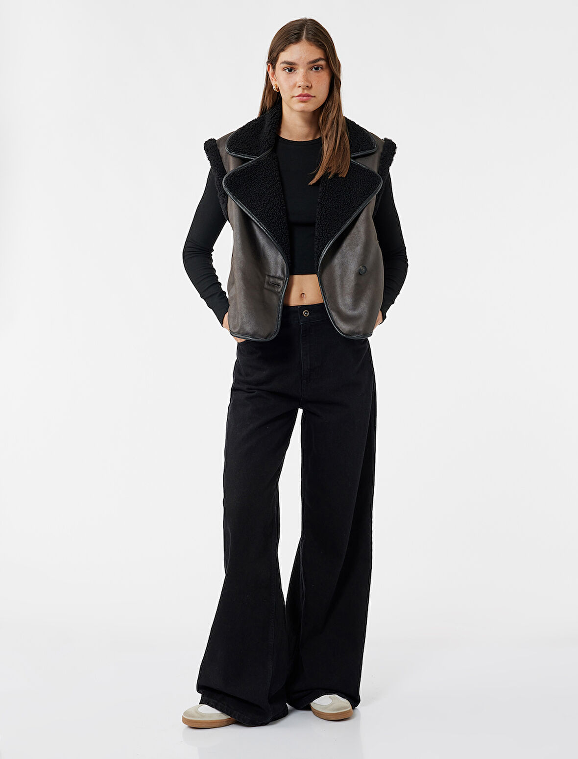 Dik Yaka Kolsuz Peluş Detaylı Yelek