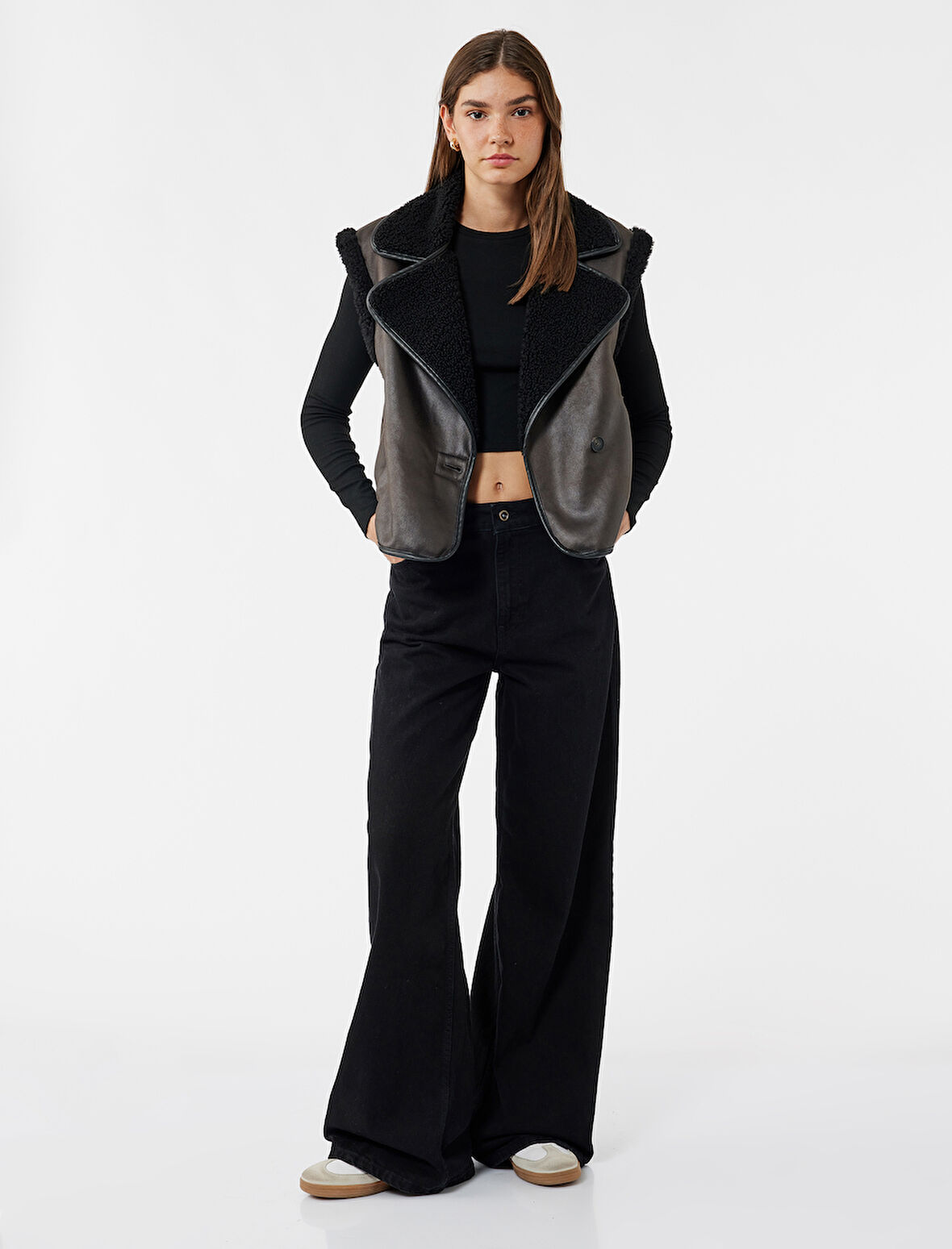 Dik Yaka Kolsuz Peluş Detaylı Yelek