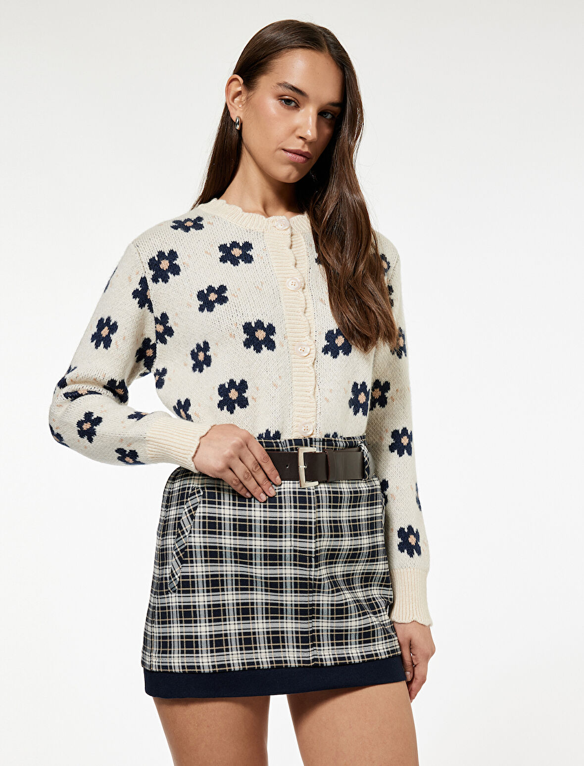 Uzun Kollu Bisiklet Yaka Jakarlı Düğmeli Çiçekli Triko Hırka