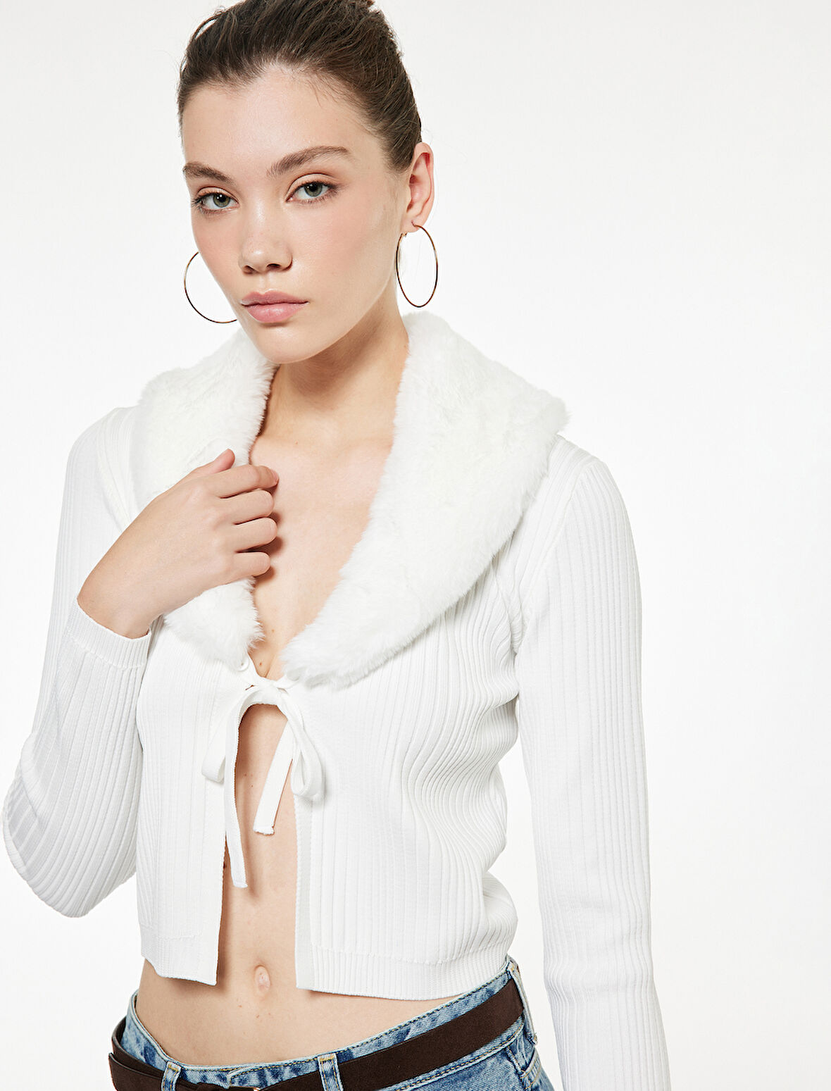 Suni Kürklü Yaka Fiyonklu Bağlama Detaylı Slim Fit Crop Triko Hırka