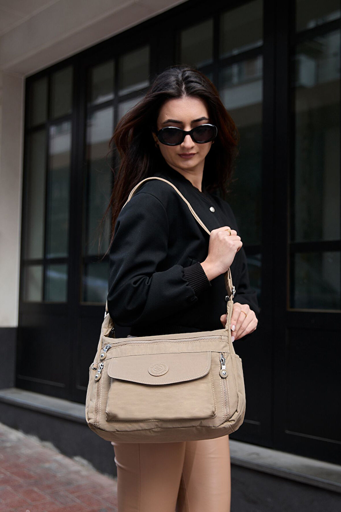 Kadın Suya Dayanıklı Krinkıl Kumaş Çok Gözlü Ayarlanabilir Çapraz Askılı Bej Renkli Omuz Çantası