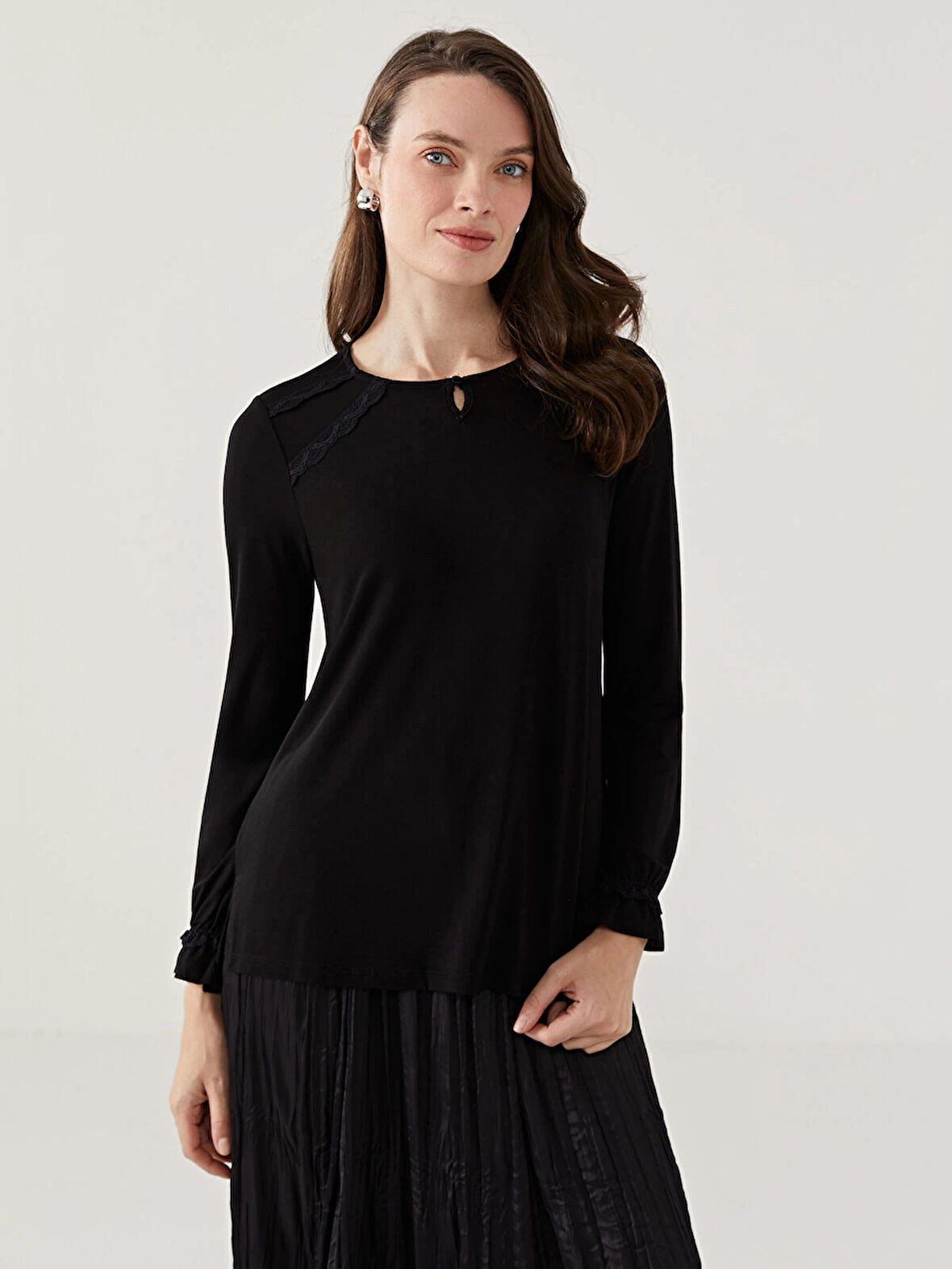 LCW Grace Siyah Bisiklet Yaka Dantel Detaylı Kadın Bluz