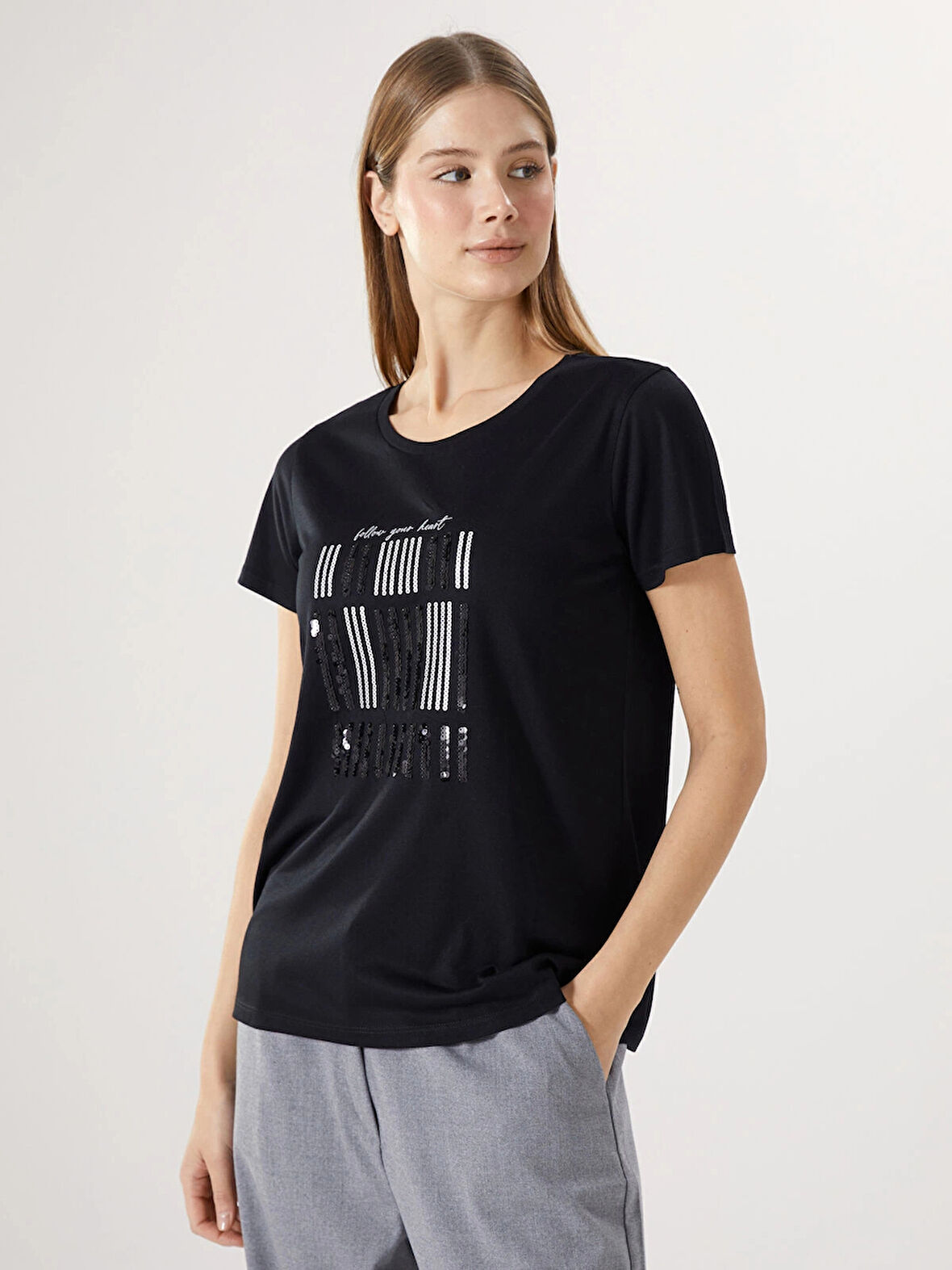 LCWAIKIKI Classic Siyah Bisiklet Yaka Pul Payet İşlemeli Kadın Tişört