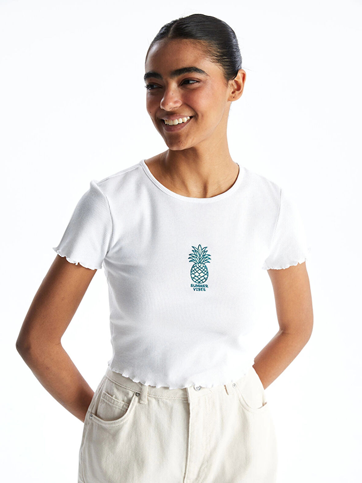 XSIDE Beyaz Bisiklet Yaka Ananas Nakışlı Kadın Tişört