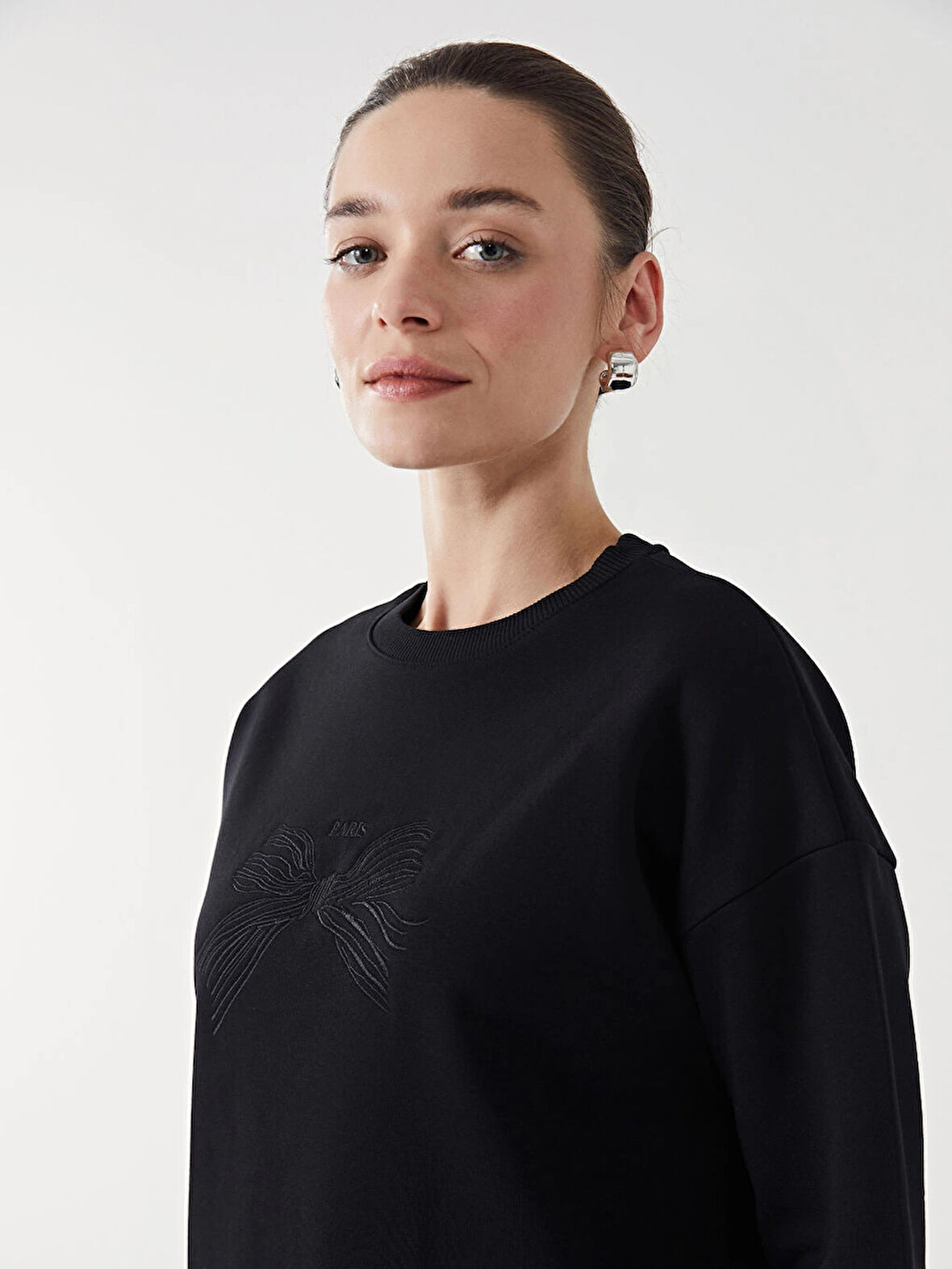 LCW Modest Siyah Bisiklet Yaka Nakışlı Kadın Kalın Sweatshirt Tunik