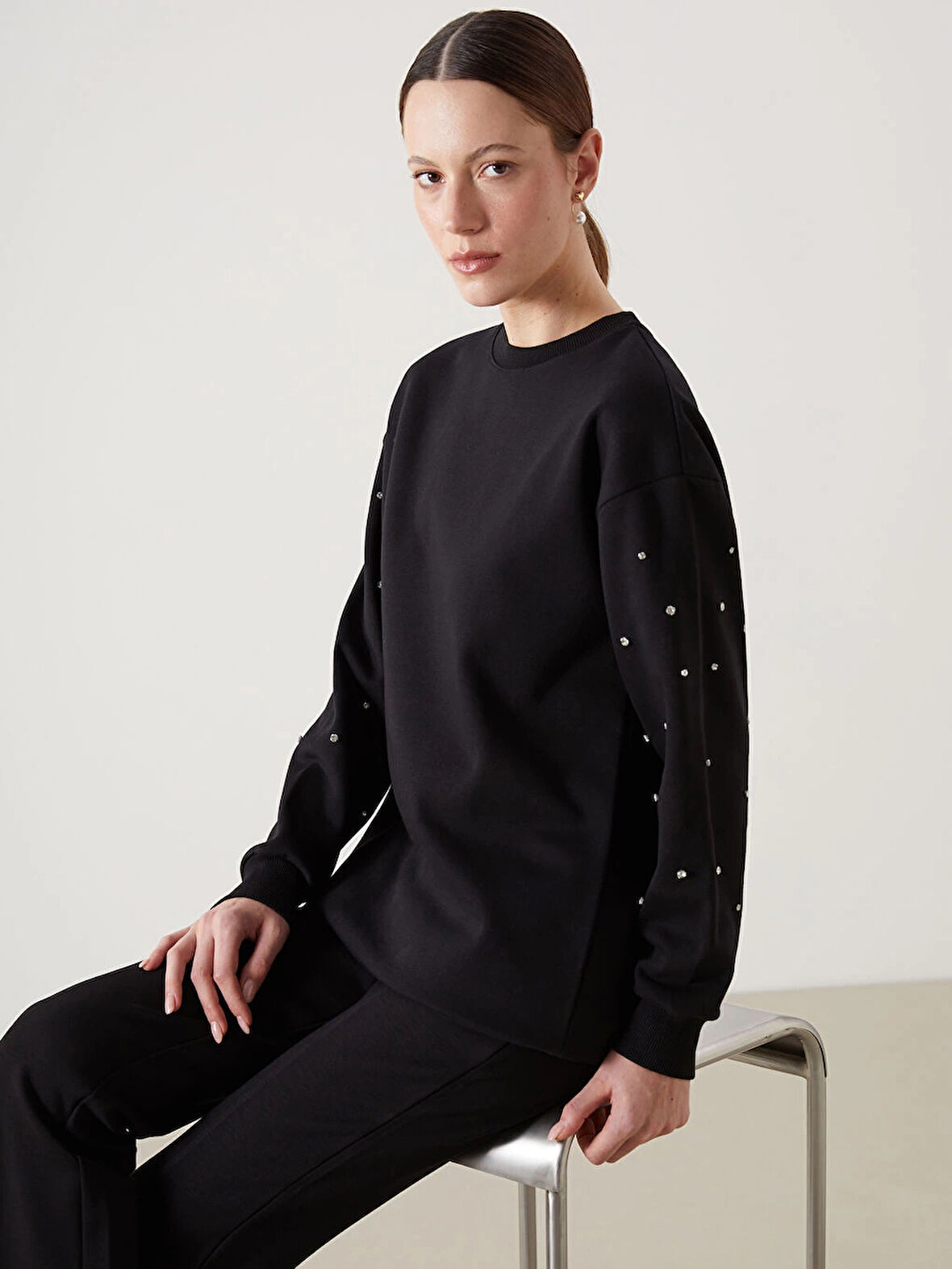 LCW Modest Siyah Bisiklet Yaka Parlak Taşlı Kadın Kalın Sweatshirt Tunik